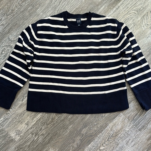 NWOT Gap split hem sweater - Picture 2 of 5